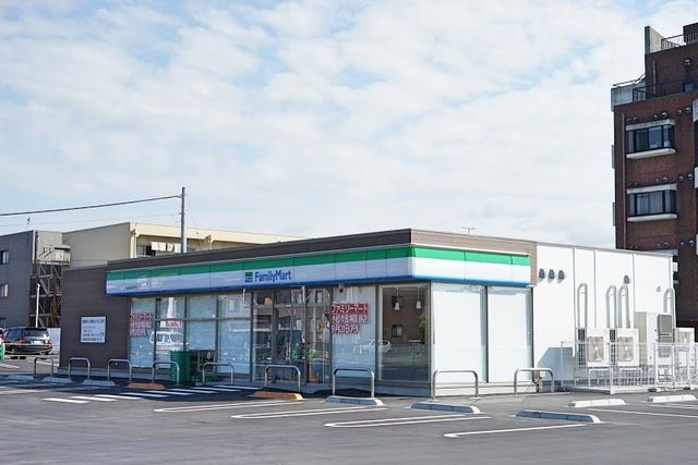 近くのファミリーマートまで750m（徒歩10分）