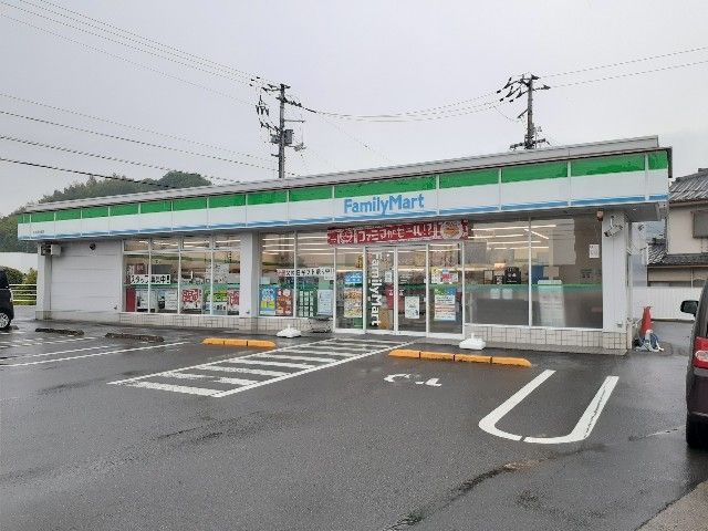 近くのファミリーマート神郷店まで600m（徒歩8分）