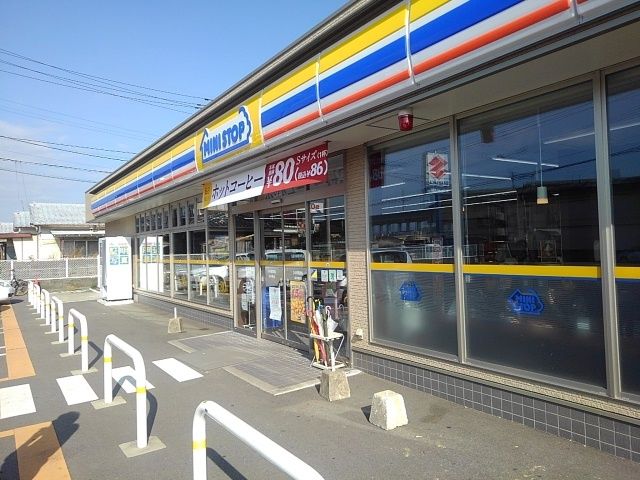 近くのミニストップ津福今町店まで670m（徒歩9分）