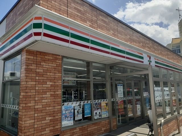 近くのセブンイレブン浦添城間かねひでまで700m（徒歩9分）