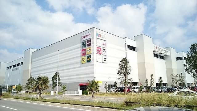 近くのサンエーパルコシティーまで2,600m（徒歩33分）