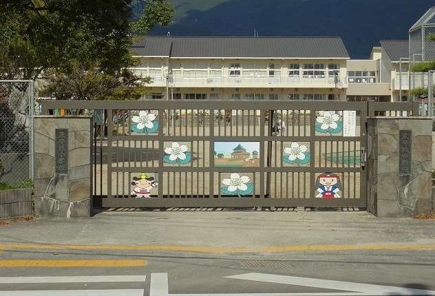 近くの東背振小学校まで1,100m（徒歩14分）