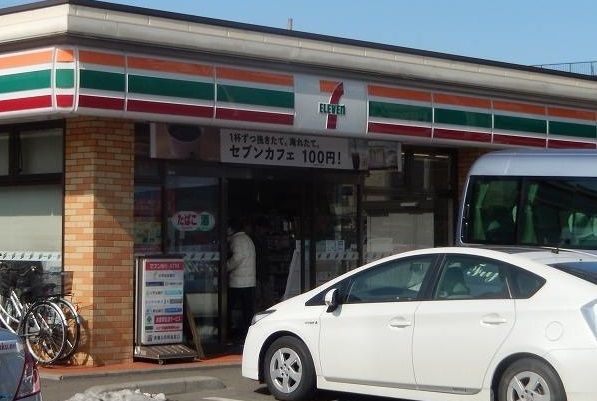 近くのコンビニまで120m（徒歩2分）