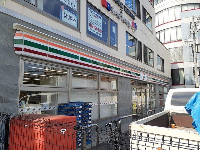 近くのコンビニまで241m（徒歩4分）