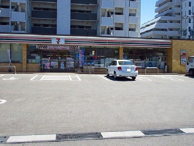 近くのコンビニまで650m（徒歩9分）