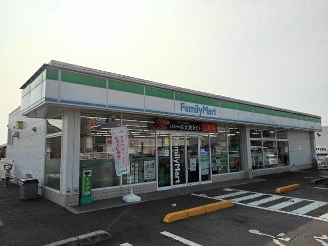 近くのファミリーマート丸亀金倉町店まで550m（徒歩7分）