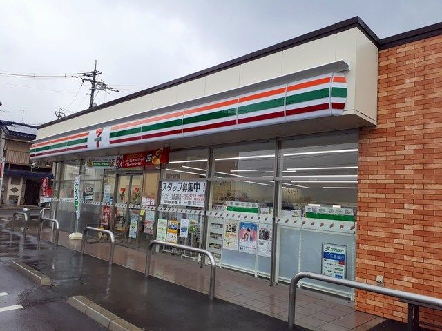 近くのセブンイレブン因島土生店まで700m（徒歩9分）