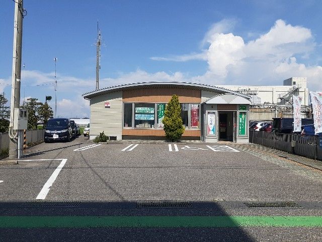 近くの新崎駅前郵便局まで550m（徒歩7分）