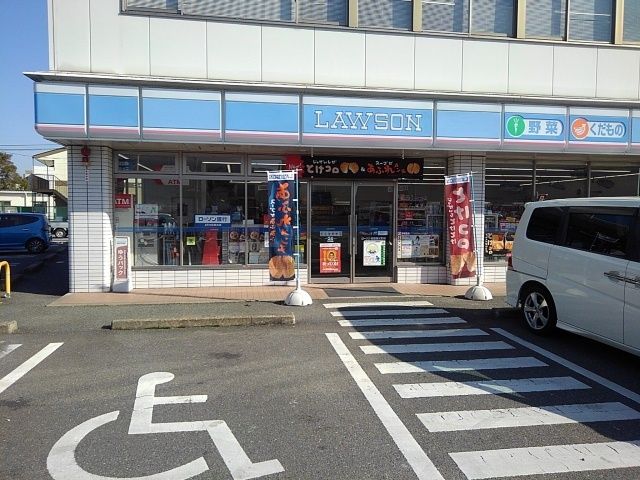 近くのコンビニまで740m（徒歩10分）