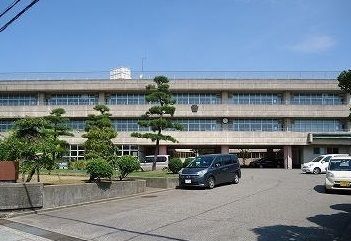 近くの石川小学校まで1,300m（徒歩17分）
