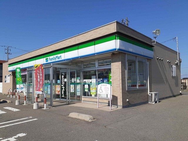 近くのファミリーマート能代南店まで19m(徒歩1分)