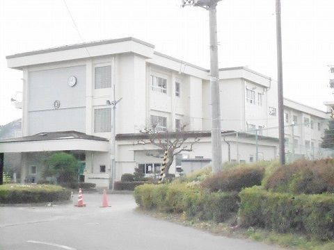 近くの大玉村立玉井小学校まで1,400m（徒歩18分）