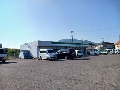 近くのファミリーマートさんまで1,000m（徒歩13分）