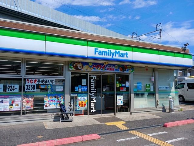 近くのコンビニまで300m（徒歩4分）
