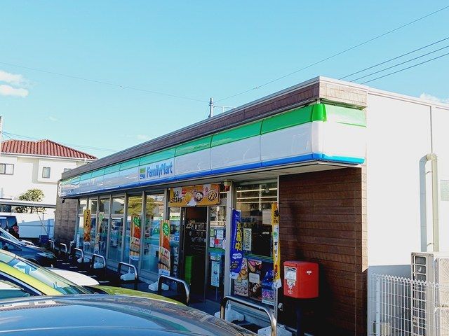 近くのファミリーマート富士今泉店まで374m（徒歩5分）
