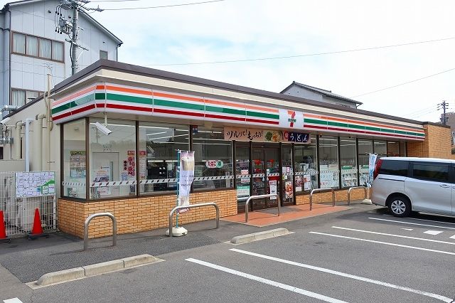 近くのコンビニまで950m（徒歩12分）