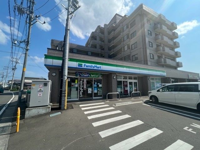 近くのファミリーマート西多賀４丁目店まで950m（徒歩12分）