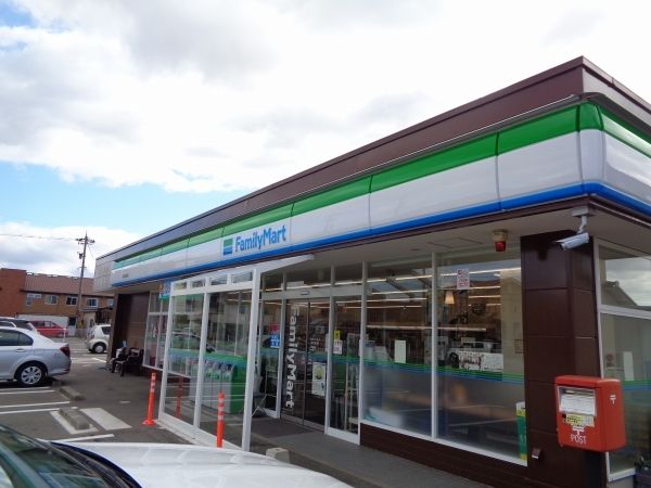 近くのファミリーマートまで250m(徒歩4分)