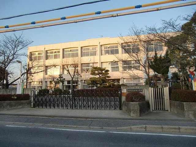 近くの治田西小学校まで755m（徒歩10分）