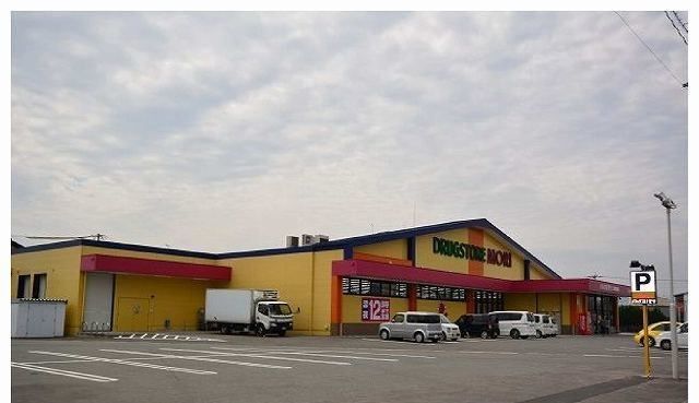 近くのドラッグストアモリ夜須篠隈店まで500m（徒歩7分）