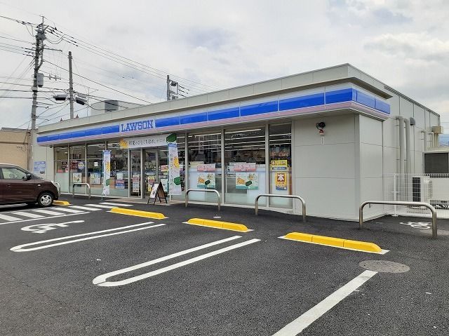 近くのコンビニまで300m（徒歩4分）