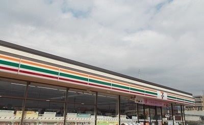 近くのセブンイレブン沼津岡宮東店まで550m（徒歩7分）
