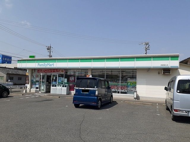 近くのファミリーマート稲生店まで1,200m（徒歩15分）