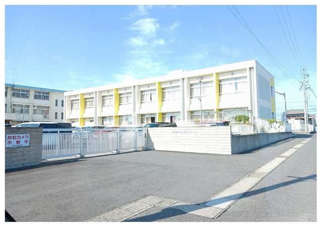 近くの鈴鹿市立稲生小学校まで1,600m（徒歩20分）
