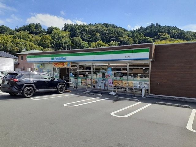 近くのファミリマート西大洲店様まで450m(徒歩6分)
