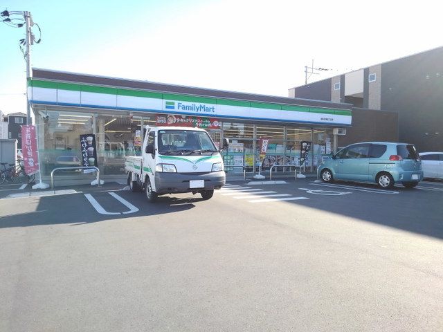 近くのファミリーマート吉塚5丁目店まで700m(徒歩9分)
