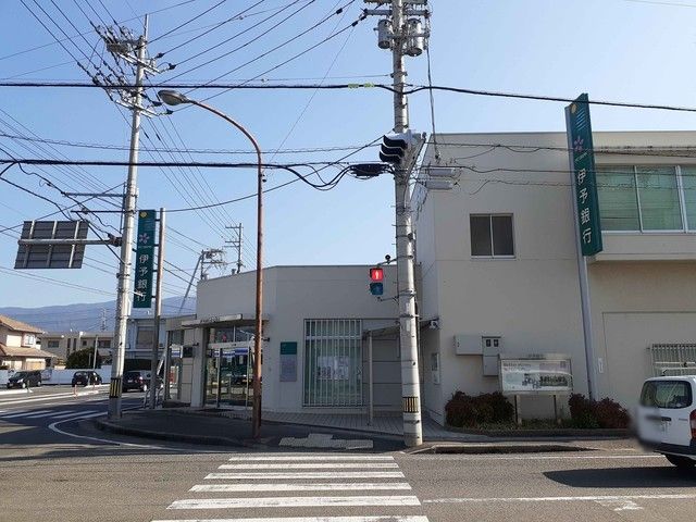 近くの伊予銀行金生支店様まで1,200m（徒歩15分）