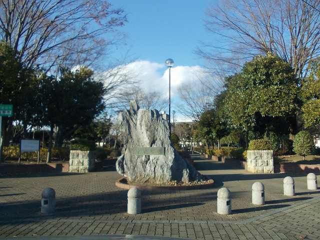 近くの中央公園まで800m（徒歩10分）