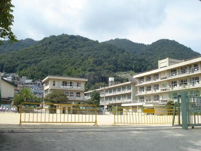 近くの水呑小学校まで1,100m（徒歩14分）