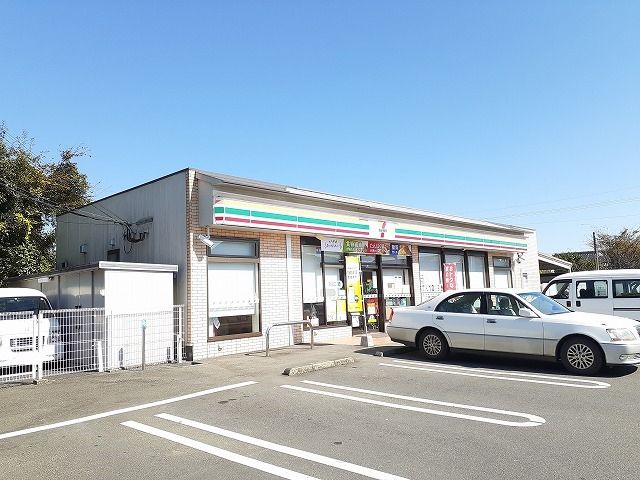 近くのコンビニまで550m（徒歩7分）