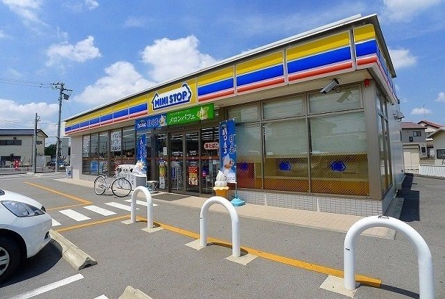 近くのミニストップまで550m（徒歩7分）