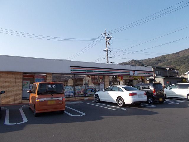 近くのコンビニまで900m（徒歩12分）