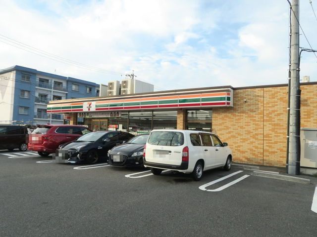 近くのセブンイレブン岡崎上六名店まで1,200m（徒歩15分）
