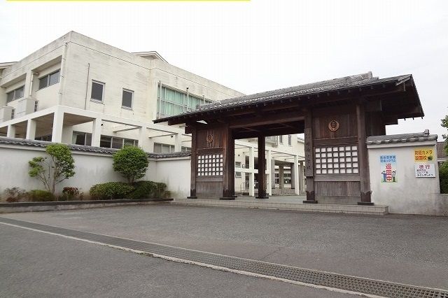 近くの明倫小学校まで1,300m（徒歩17分）