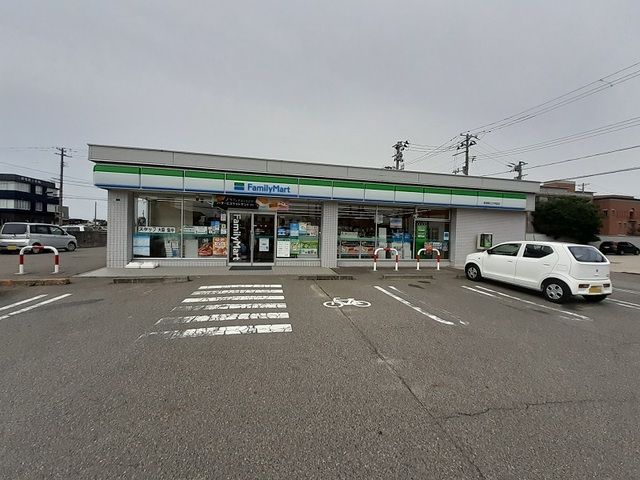 近くのファミリーマート県立大学前店まで1,000m（徒歩13分）