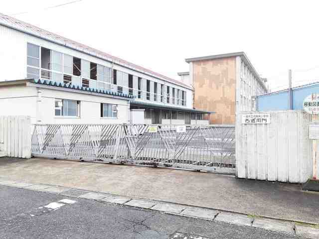 近くの小学校まで1,100m（徒歩14分）