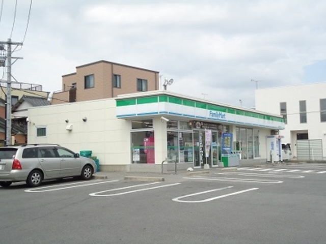 近くのファミリーマートまで240m（徒歩3分）