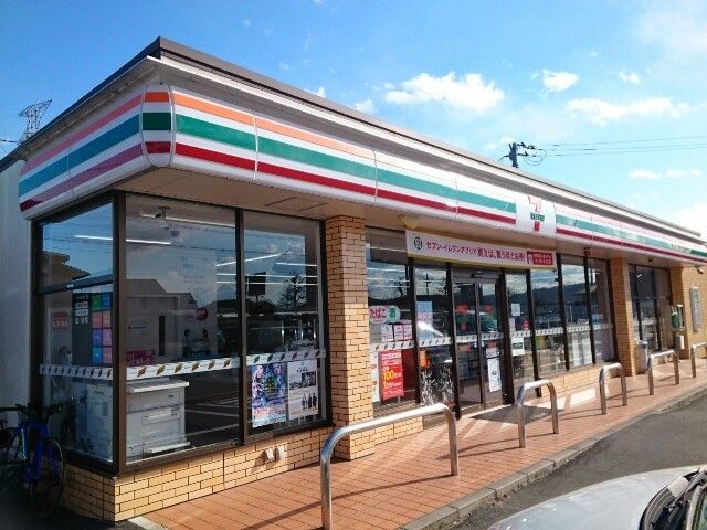 近くのセブンイレブン上豊岡町店まで700m（徒歩9分）