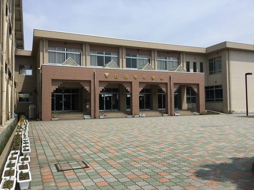 近くの灯明寺中学校まで550m（徒歩7分）