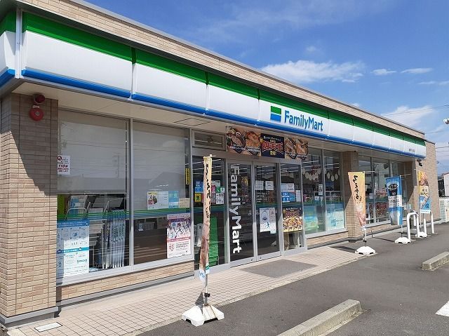 近くのファミリーマート岐阜下川手店まで500m（徒歩7分）