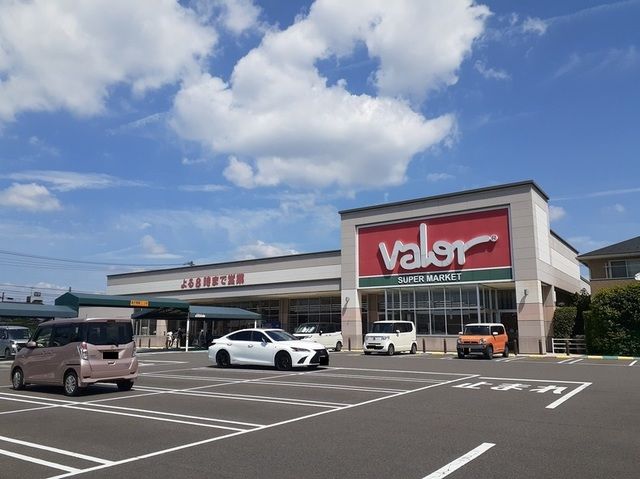 近くのバロー茜部本郷店まで900m（徒歩12分）