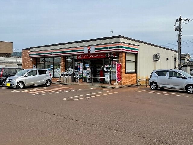 近くのセブンイレブンまで460m（徒歩6分）