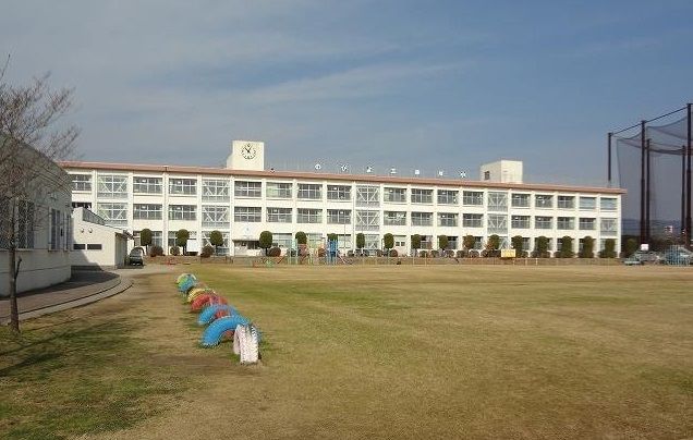 近くの三田川小学校まで1,000m（徒歩13分）