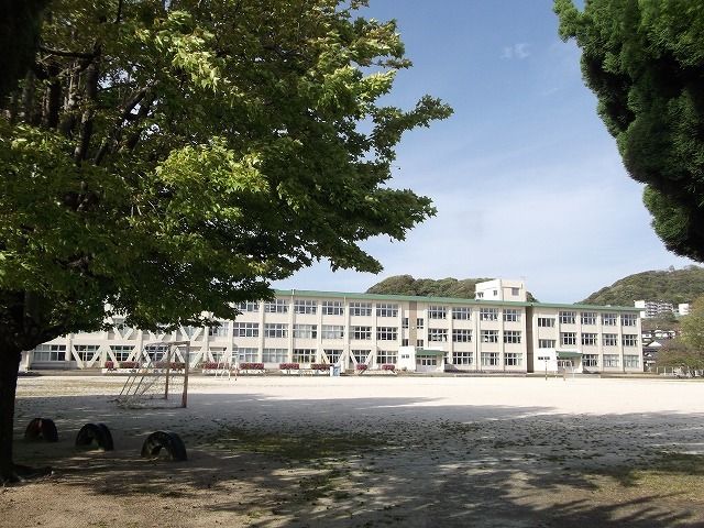 近くの小学校まで600m（徒歩8分）