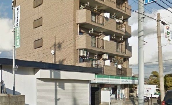 近くのコンビニまで300m（徒歩4分）