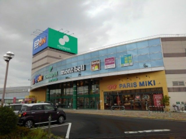 近くの青木島ショッピングパークまで1,700m（徒歩22分）